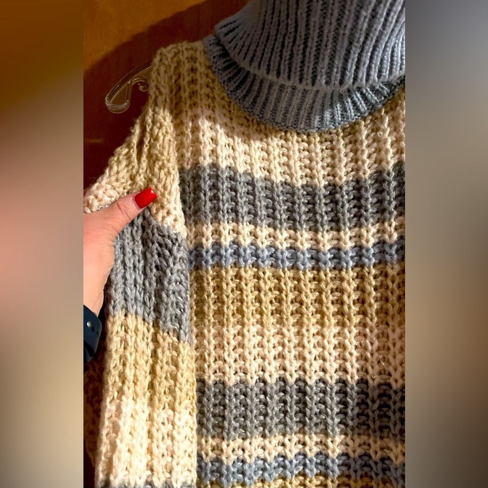 ❤️Sweater Shoulder less🌺Like New Condition turtleneck❤️